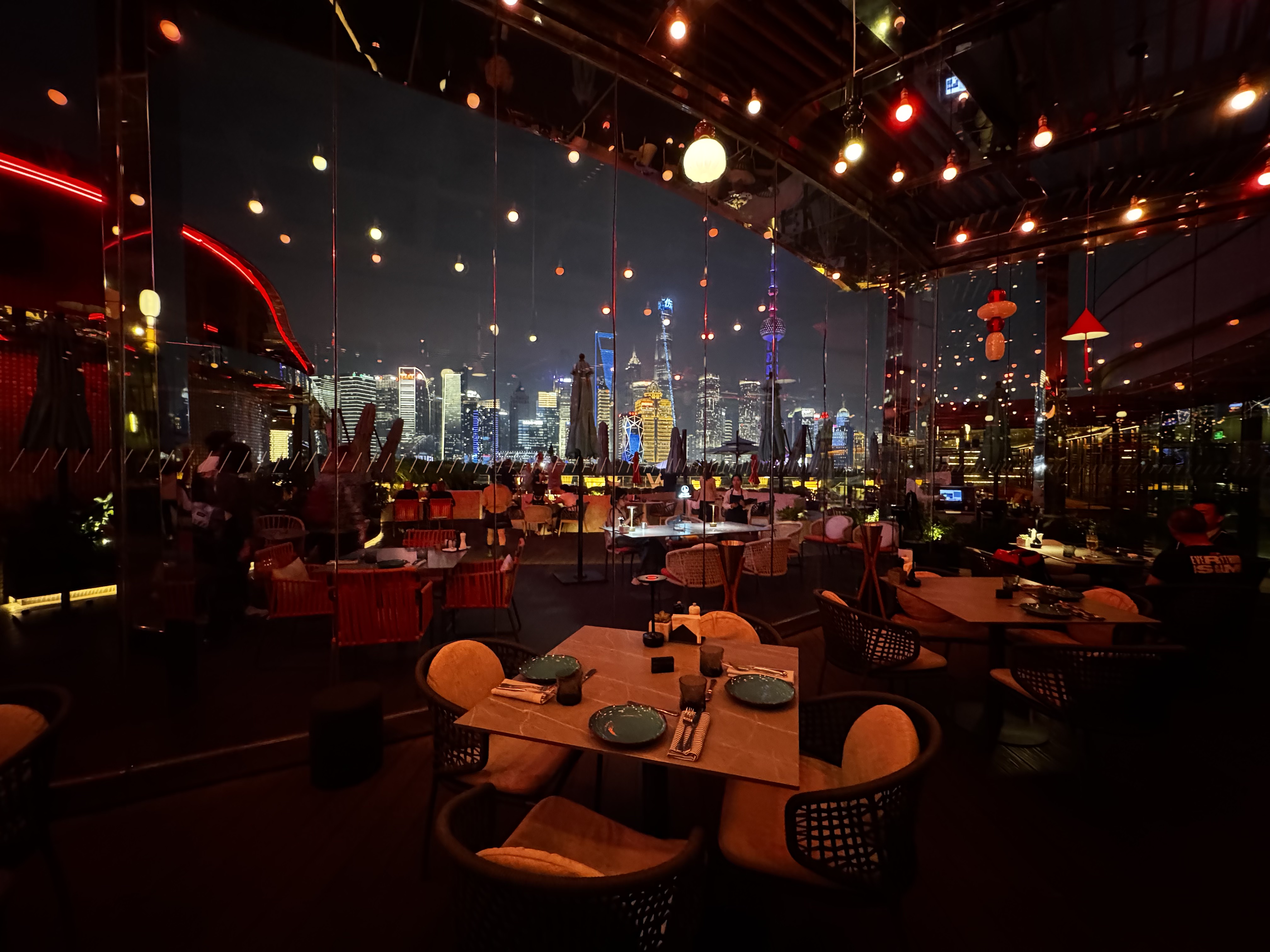 De skyline van Shanghai is betoverend